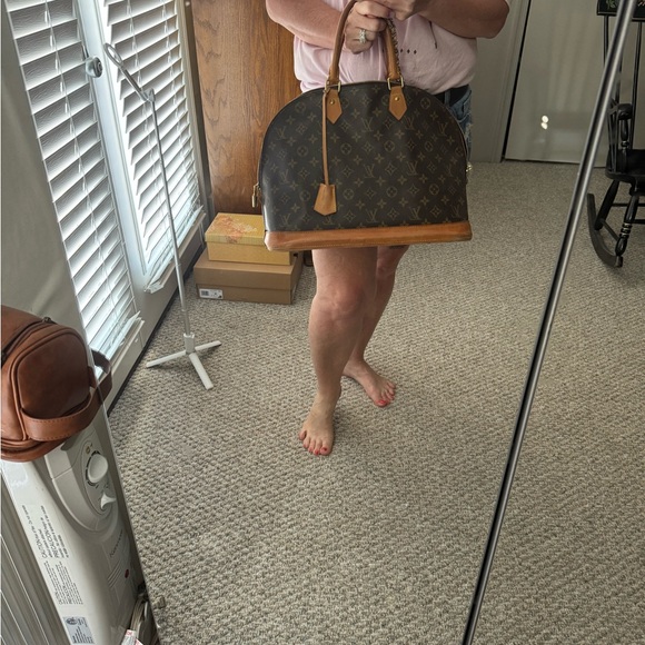 Louis Vuitton Alma - Picture 9 of 15